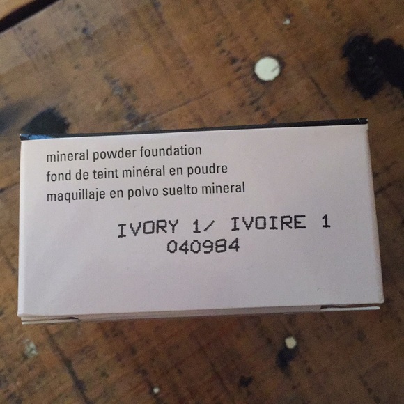 Mary Kay Ivory 1 Powder Foundation NIB - Picture 2 of 3